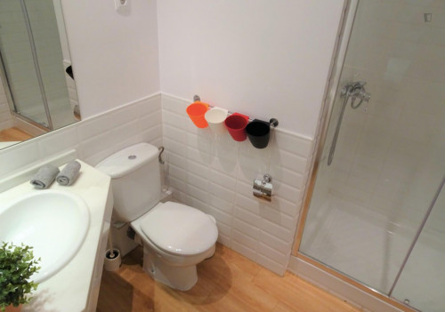 Homely double bedroom near Rubén Darío metro station
