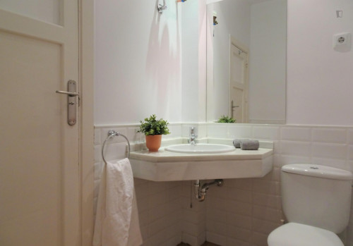 Homely double bedroom near Rubén Darío metro station
