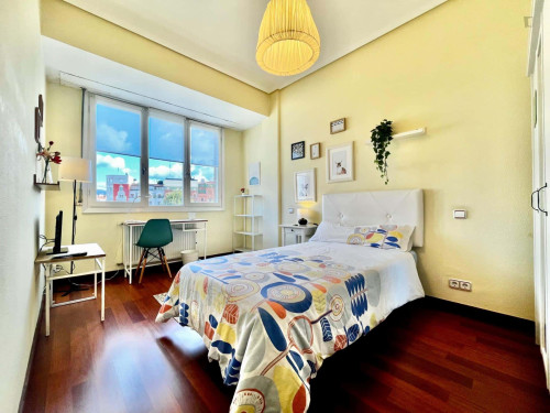 Room in Avenida del Ferrocarril, Bilbao with 4 bedrooms