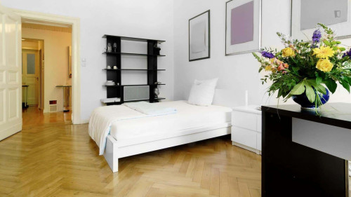 Room in Pariser Straße, Berlin for 67 m² with 3 bedrooms