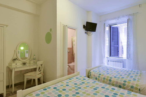 Room in Via Pompei, Roma for 100 m² with 3 bedrooms