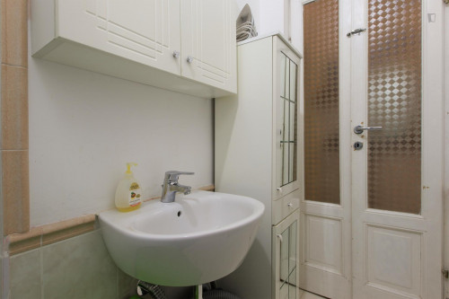 Double bedroom in 5-bedroom apartment