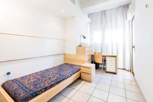Room in Viale Scalo San Lorenzo, Roma for 80 m² with 3 bedrooms
