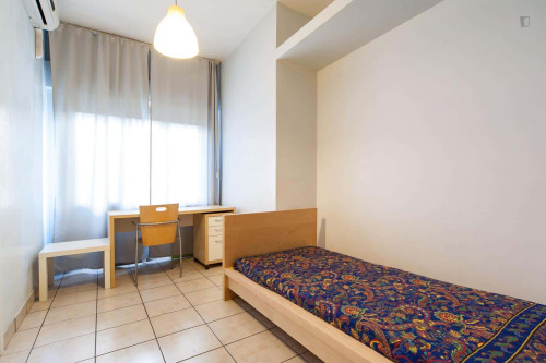 Room in Viale Scalo San Lorenzo, Roma for 80 m² with 3 bedrooms