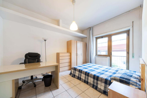 Room in Viale Scalo San Lorenzo, Roma for 80 m² with 3 bedrooms