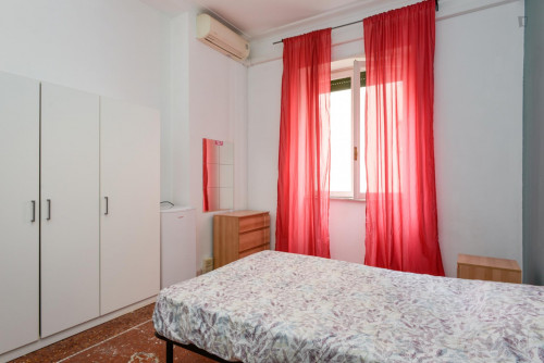 Ample bedroom in a 6-bedroom student flat, near Bologna metro station
