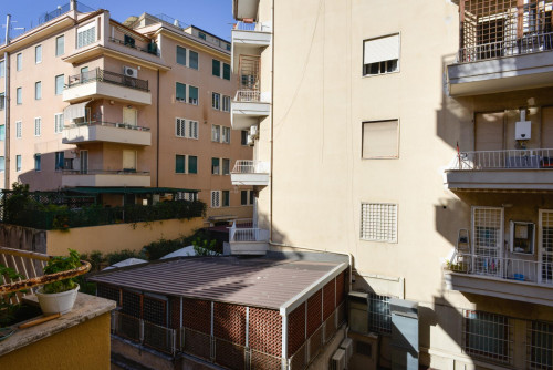 Ample bedroom in a 6-bedroom student flat, near Bologna metro station