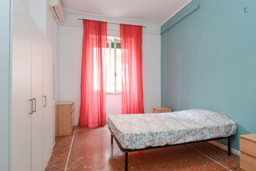 Ample bedroom in a 6-bedroom student flat, near Bologna metro station  - Gallery -  5