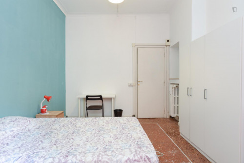 Ample bedroom in a 6-bedroom student flat, near Bologna metro station