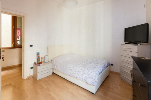 Comfortable single bedroom near the Tevere riverbank
