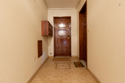 Homely single bedroom in a 3-bedroom flat, next to Universidade Lúsiada