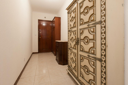 Homely single bedroom in a 3-bedroom flat, next to Universidade Lúsiada