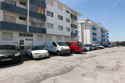 Homely single bedroom in a 3-bedroom flat, next to Universidade Lúsiada
