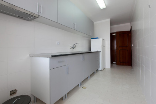Homely single bedroom in a 3-bedroom flat, next to Universidade Lúsiada