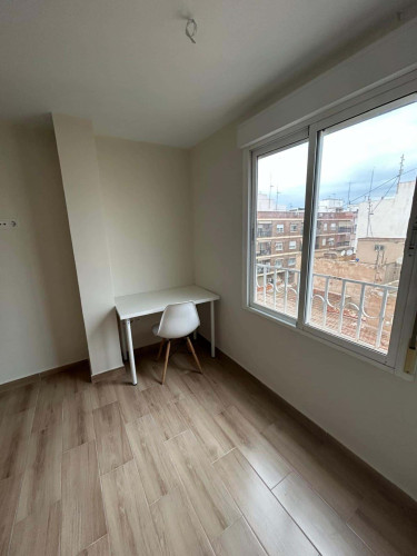 Room in Carrer Doctor Gregorio Marañón, Elx for 85 m² with 4 bedrooms