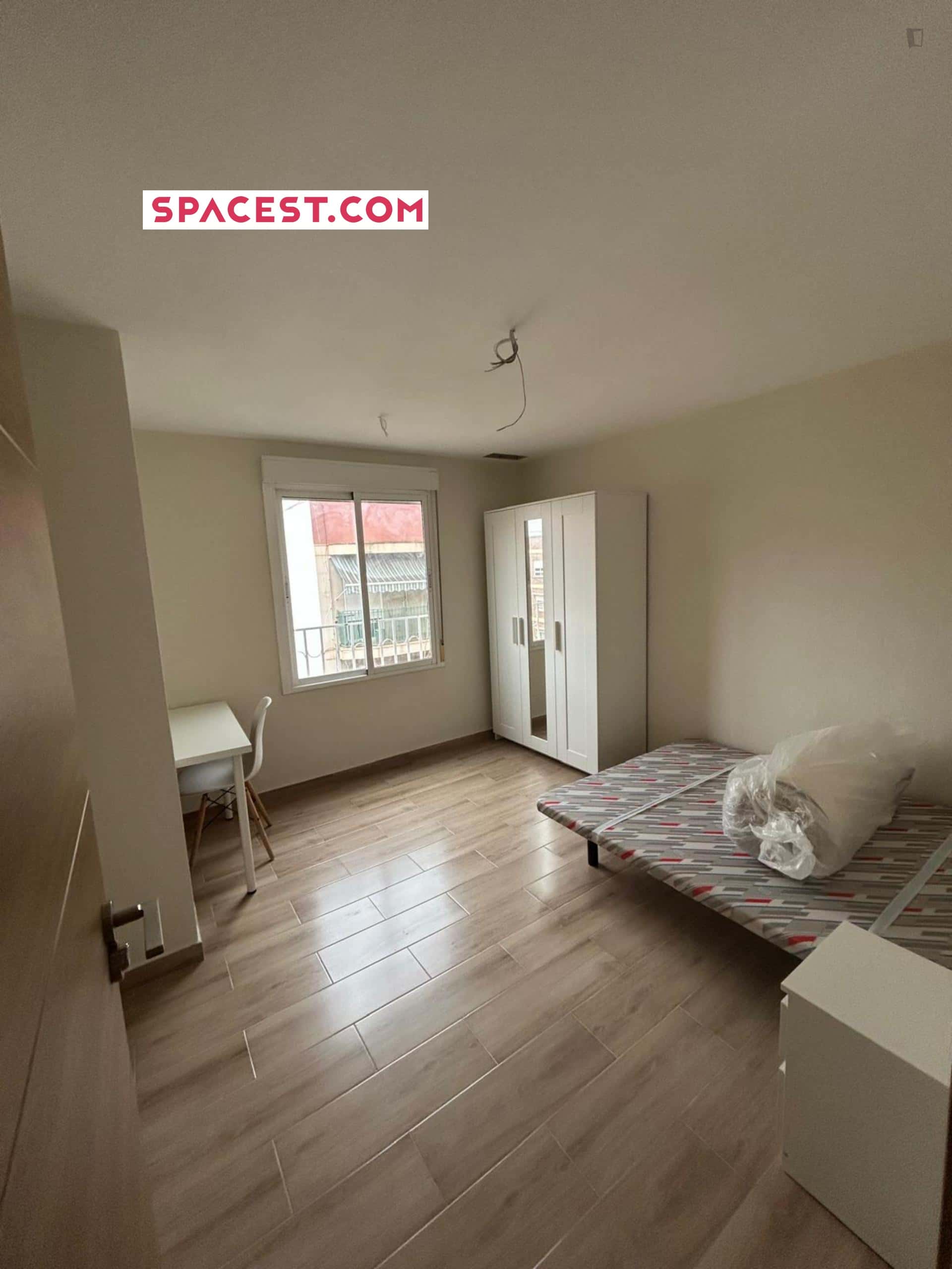 Room In Carrer Doctor Gregorio Marañón, Elx For 85 M² With 4 Bedrooms - 1