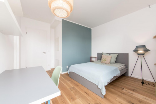 Double bedroom, with balcony, in 4-bedroom apartment