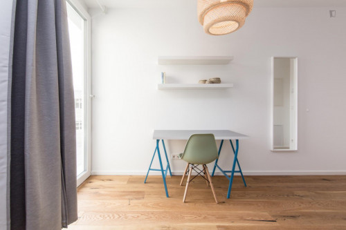 Double bedroom, with balcony, in 4-bedroom apartment