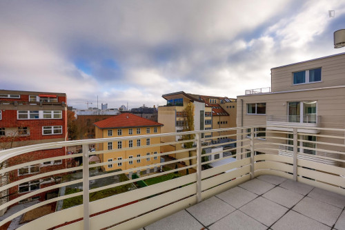 Single bedroom, with balcony, in 4-bedroom apartment