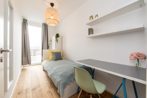 Single bedroom, with balcony, in 4-bedroom apartment