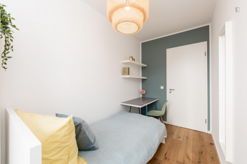 Single bedroom, with balcony, in 4-bedroom apartment