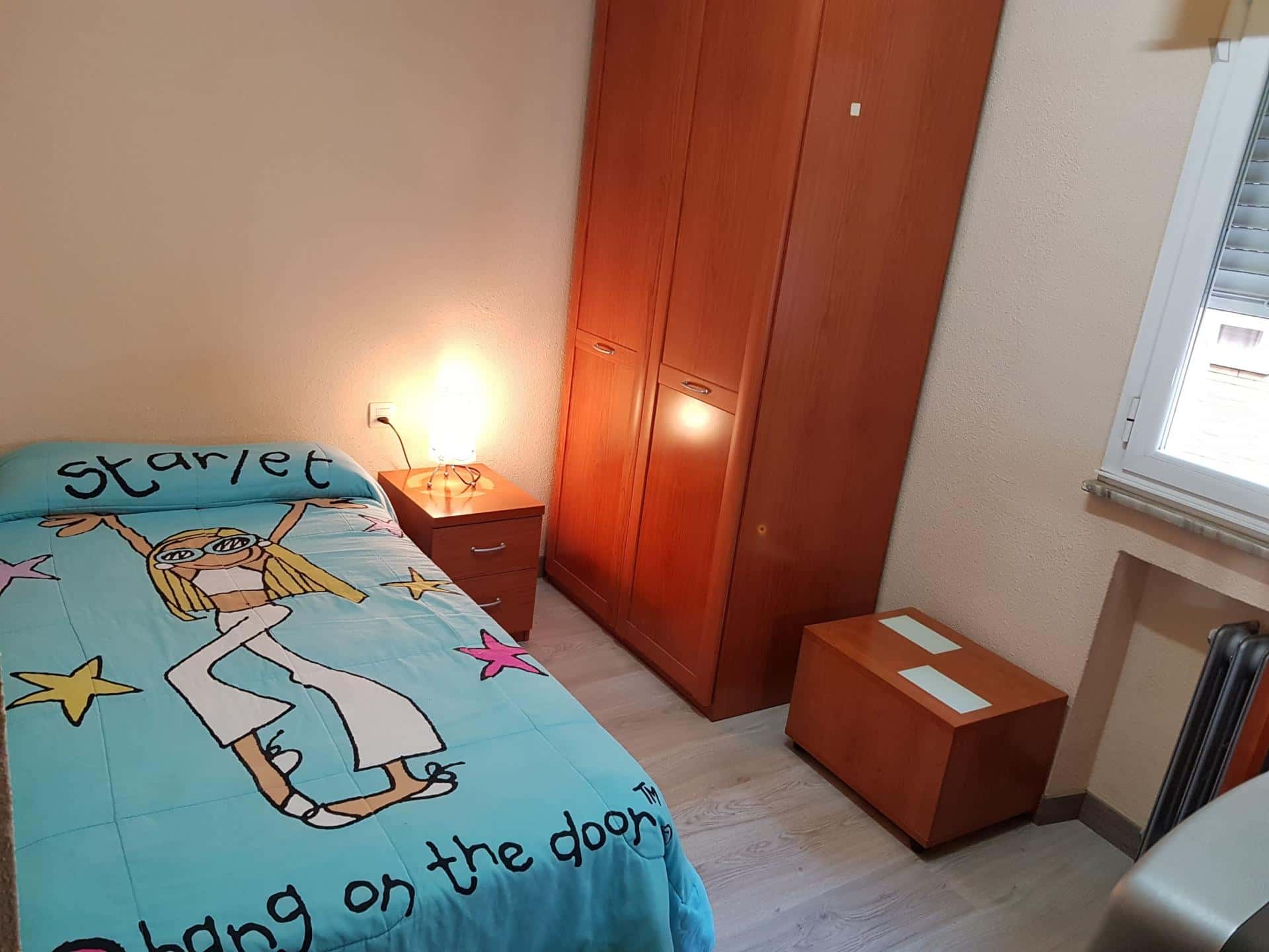 Room In Calle Asturias, Salamanca With 4 Bedrooms - 2