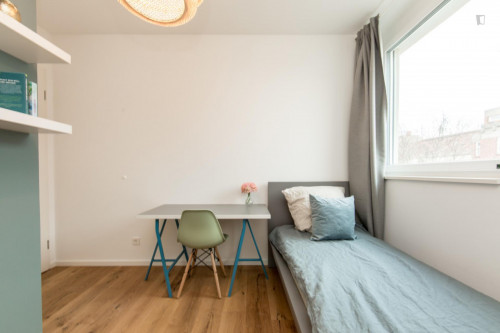 Single bedroom in 5-bedroom apartment