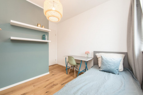 Single bedroom in 5-bedroom apartment