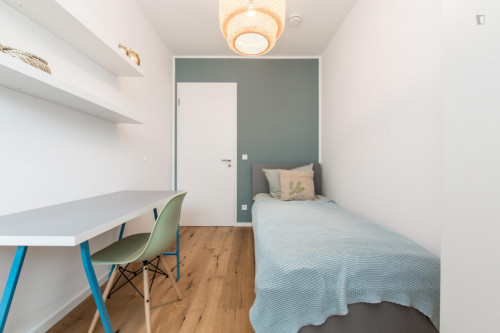 Single bedroom in 5-bedroom apartment