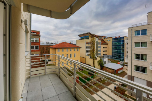 Single bedroom in 5-bedroom apartment