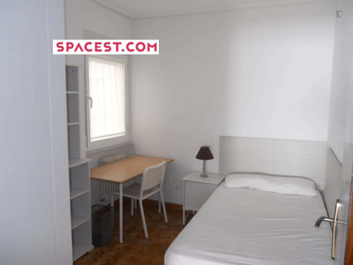 Room in Calle Echegaray, Salamanca with 5 bedrooms
