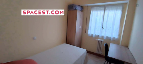 Room in Calle Condes de Crespo Rascón, Salamanca for 130 m² with 6 bedrooms