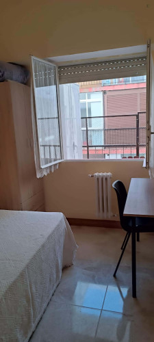 Room in Calle Condes de Crespo Rascón, Salamanca for 130 m² with 6 bedrooms