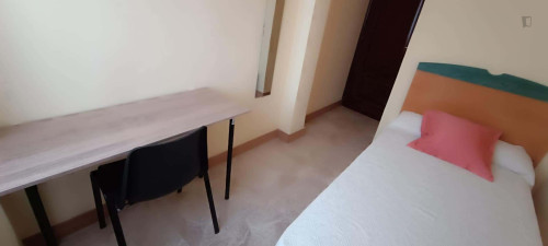 Room in Calle Condes de Crespo Rascón, Salamanca for 130 m² with 6 bedrooms