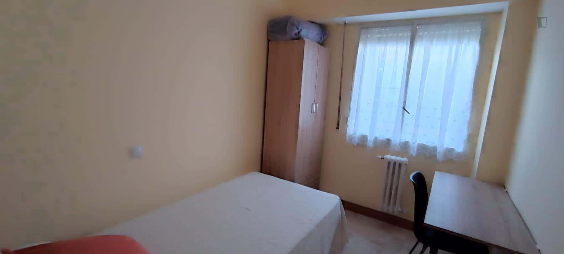 Room In Calle Condes De Crespo Rascón, Salamanca For 130 M² With 6 Bedrooms - 2