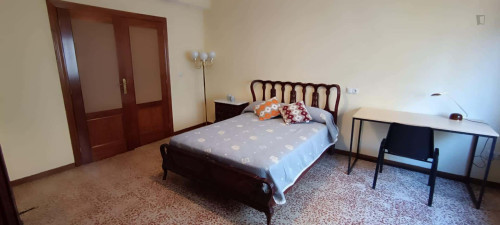 Room in Calle Condes de Crespo Rascón, Salamanca for 130 m² with 6 bedrooms