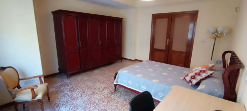 Room in Calle Condes de Crespo Rascón, Salamanca for 130 m² with 6 bedrooms