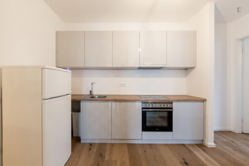 Single bedroom in 5-bedroom apartment