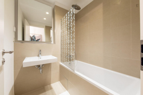 Single bedroom in 5-bedroom apartment