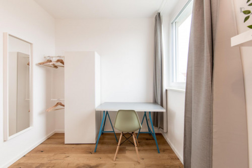 Single bedroom in 4-bedroom apartment