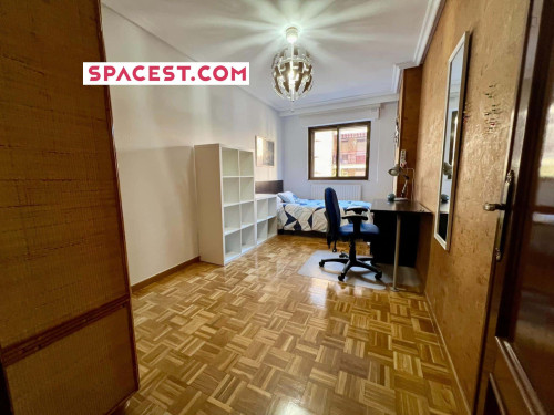 Room in Calle del Doctor Gómez Ulla, Salamanca for 112 m² with 3 bedrooms