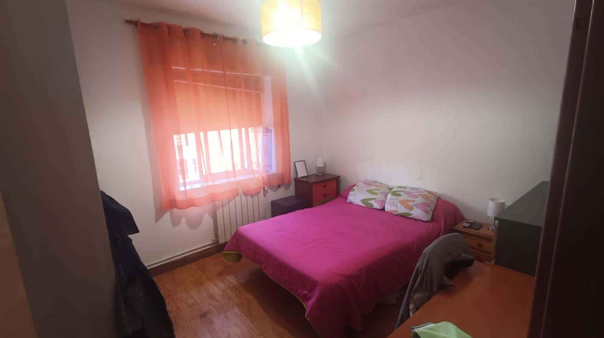 Room In Calle Quinta, Salamanca With 3 Bedrooms - 1