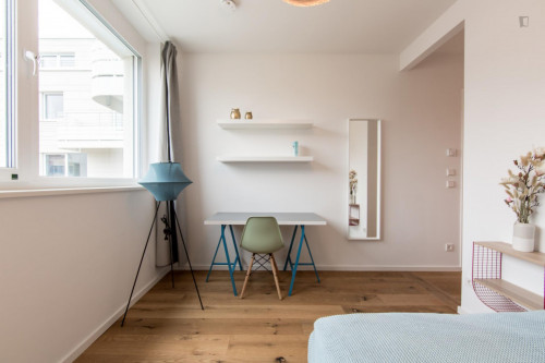 Double bedroom in 5-bedroom apartment