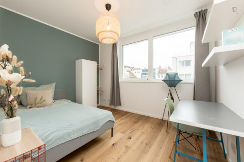 Double bedroom in 5-bedroom apartment