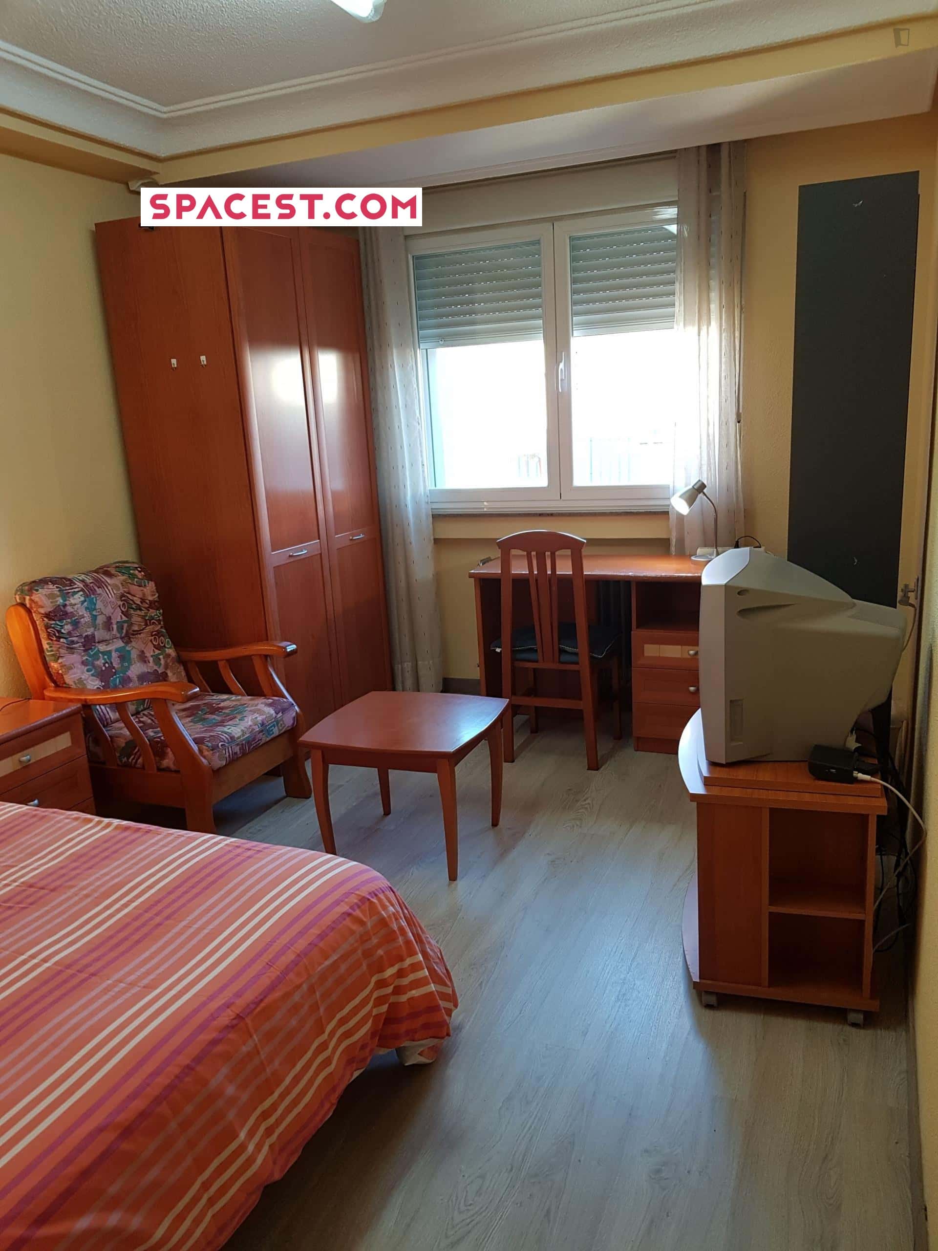Room In Calle Asturias, Salamanca With 4 Bedrooms - 1