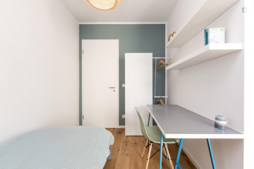 Single bedroom, with balcony, in 4-bedroom apartment