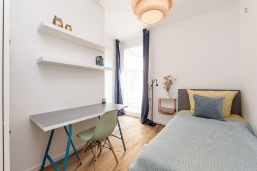 Single bedroom, with balcony, in 4-bedroom apartment