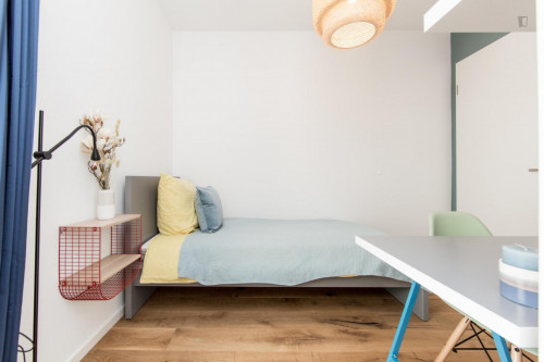 Single bedroom, with balcony, in 4-bedroom apartment