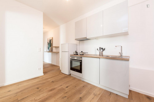 Single bedroom, with balcony, in 4-bedroom apartment