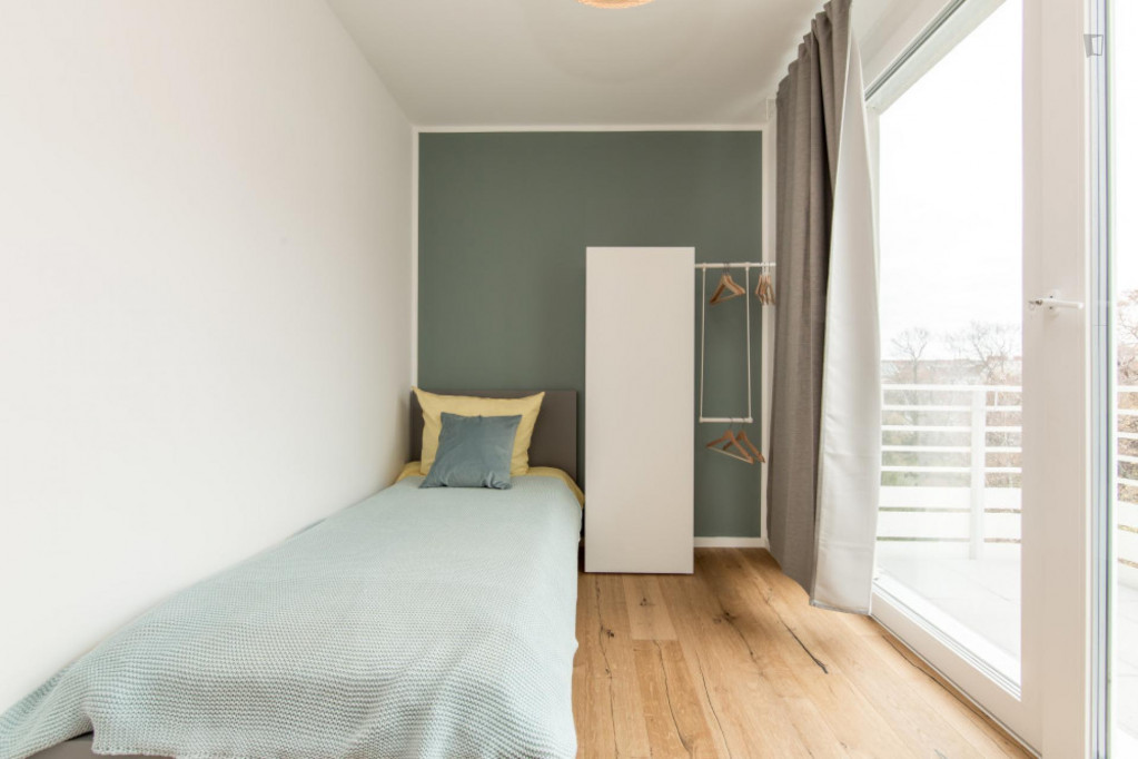 Single bedroom in 4-bedroom apartment